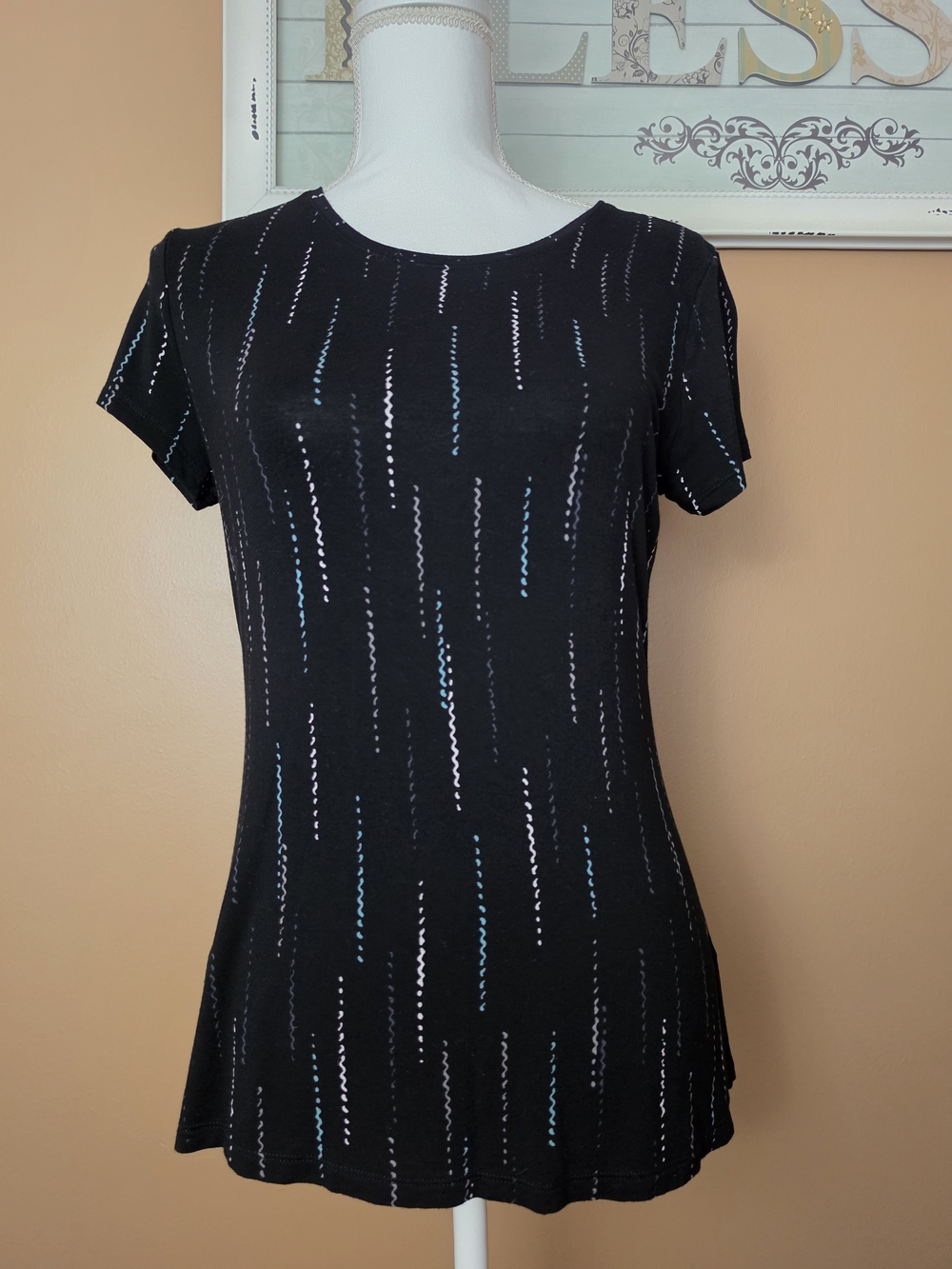 Apt. 9 Black Short Sleeve Knit Top with Subtle Vertical Stripe Detail